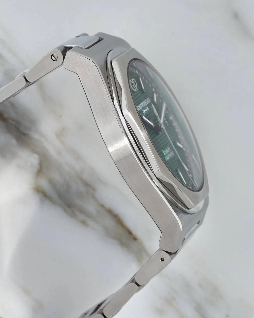 Girard Perregaux Laureato Green Dial 42mm – 9